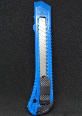 CUTTER ECONÓMICO KNIFE N°18