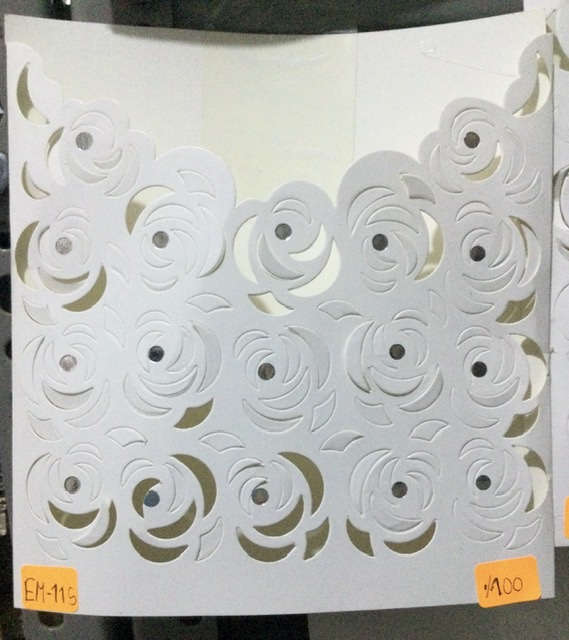 TARJETA CALADO DE ROSAS PLATA