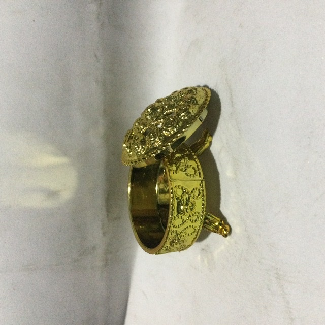 Cofre con patas dorado