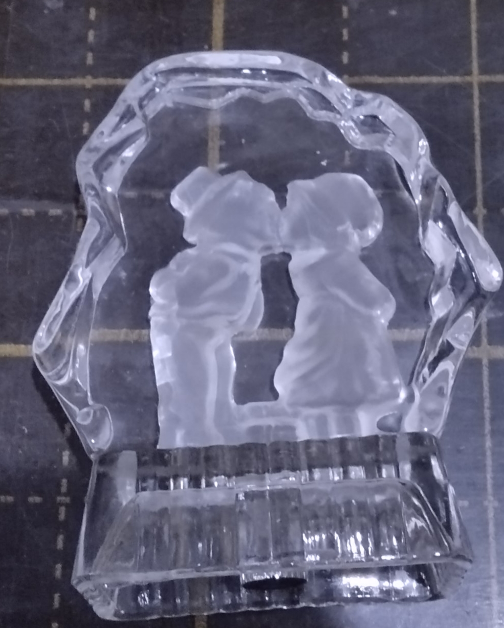 VIDRIO HIELO GRANDE NIÑOS BESANDOSE CON LUZ PR1021