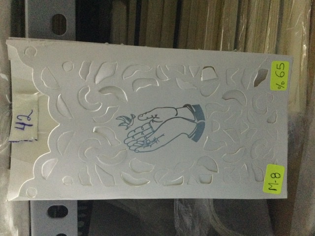 TARJETA MANOS PALOMITA CALADO
