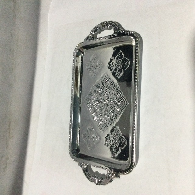 Fuente rectangular plateada