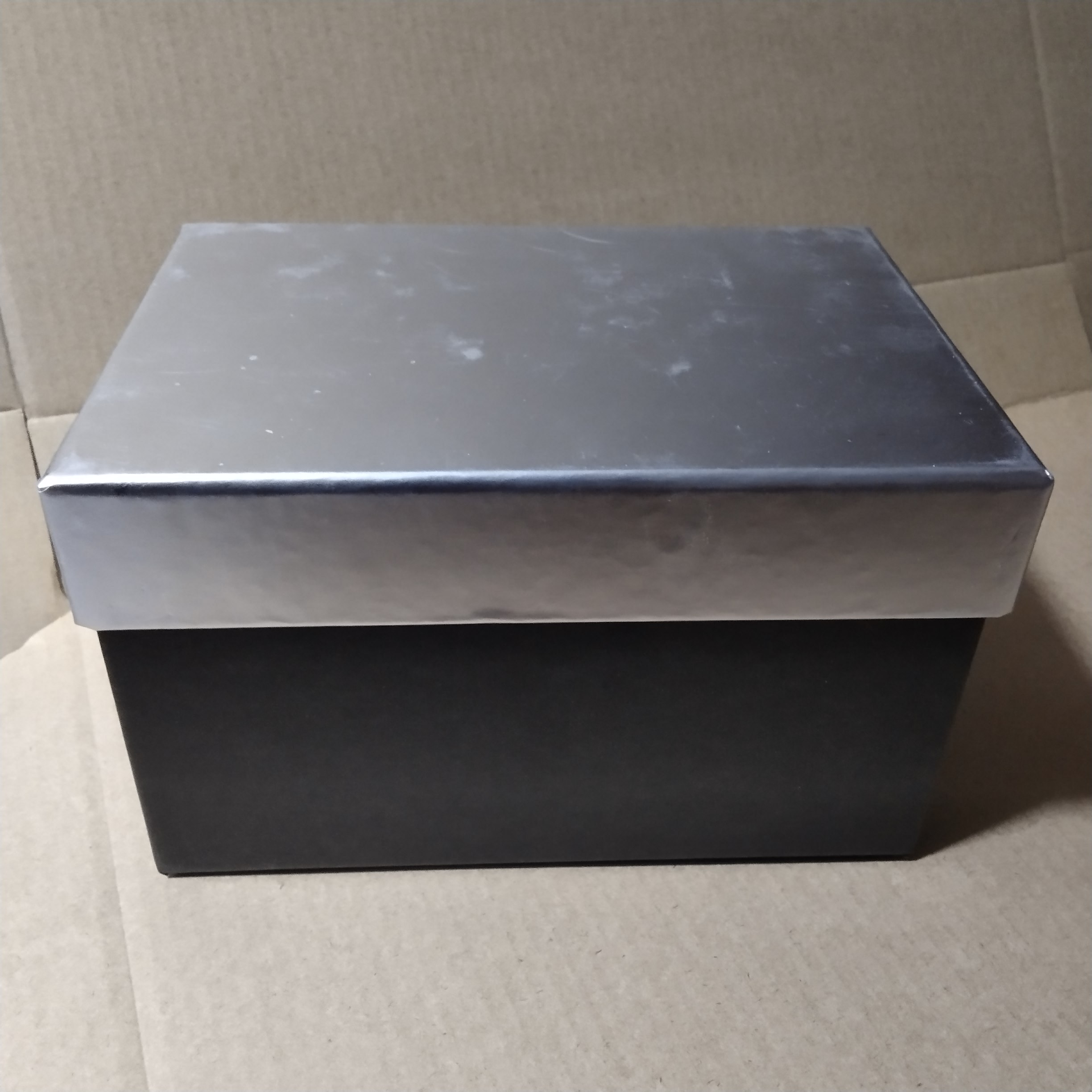 CAJA DECORATIVA NEGRO TAPA PLATEADA 20X15X11 CAJAD5NP