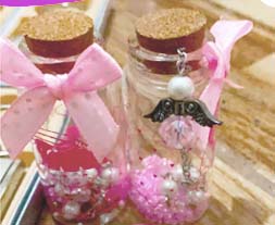 BOTELLAS CON PULSERA ROSADO