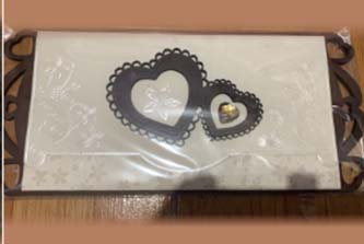 TARJETA MADERA RECTANGULAR 2 CORAZONES 1 PERLA