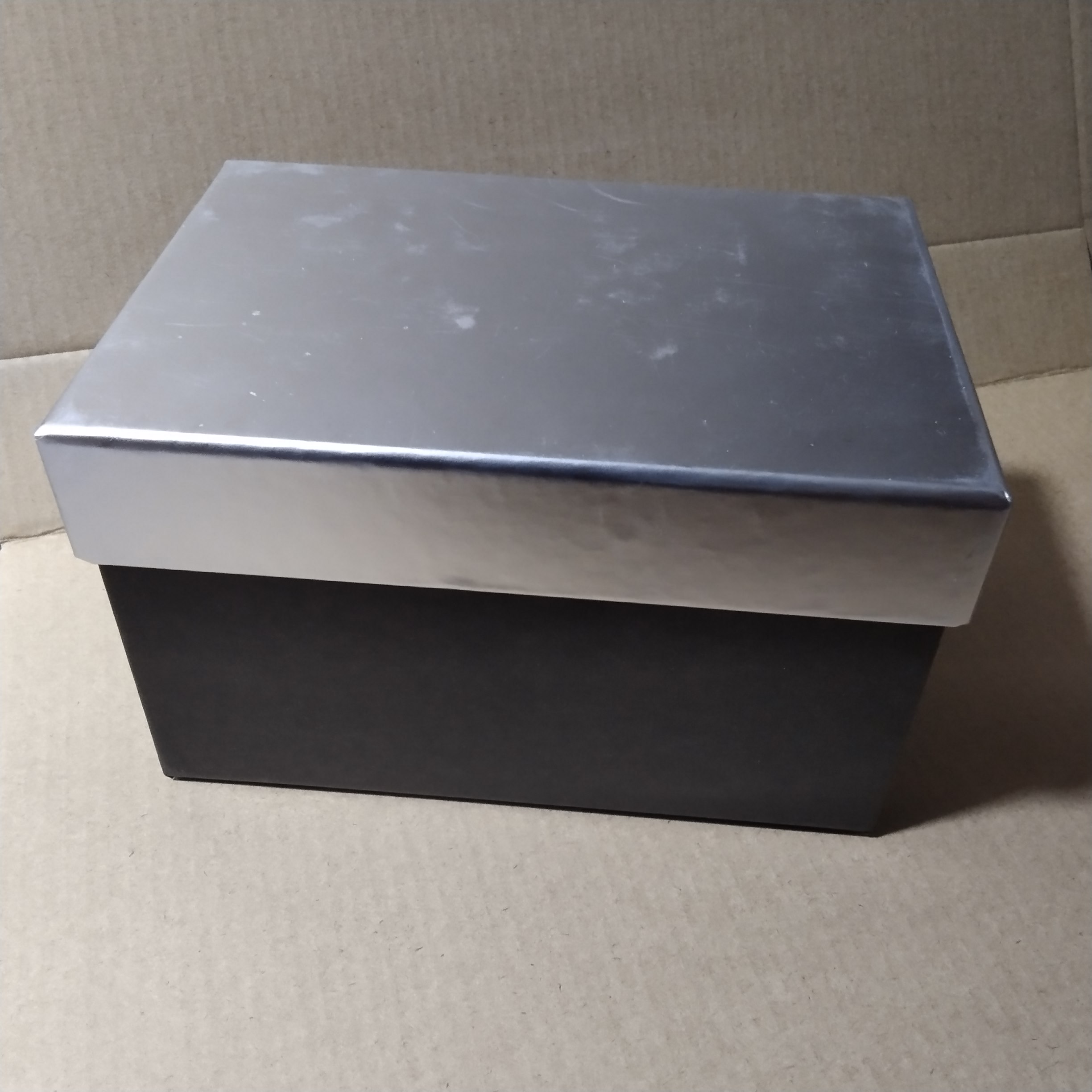 CAJA DECORATIVA NEGRO TAPA PLATEADA 30X25X16 CAJAD10NP