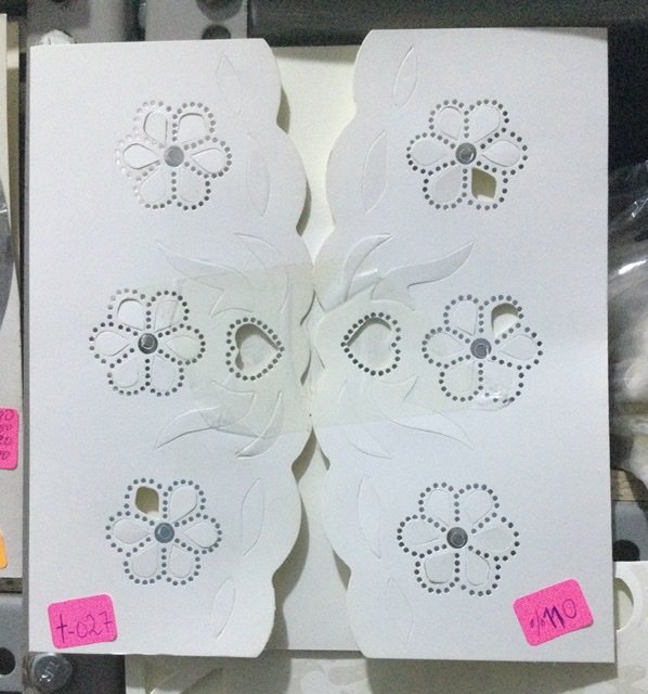 TARJETA CALADO LOS BORDES FLOR PLATA 16.5X17.5