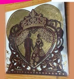 TARJETA MADERA CUADRADO NOVIOS CON CORONA