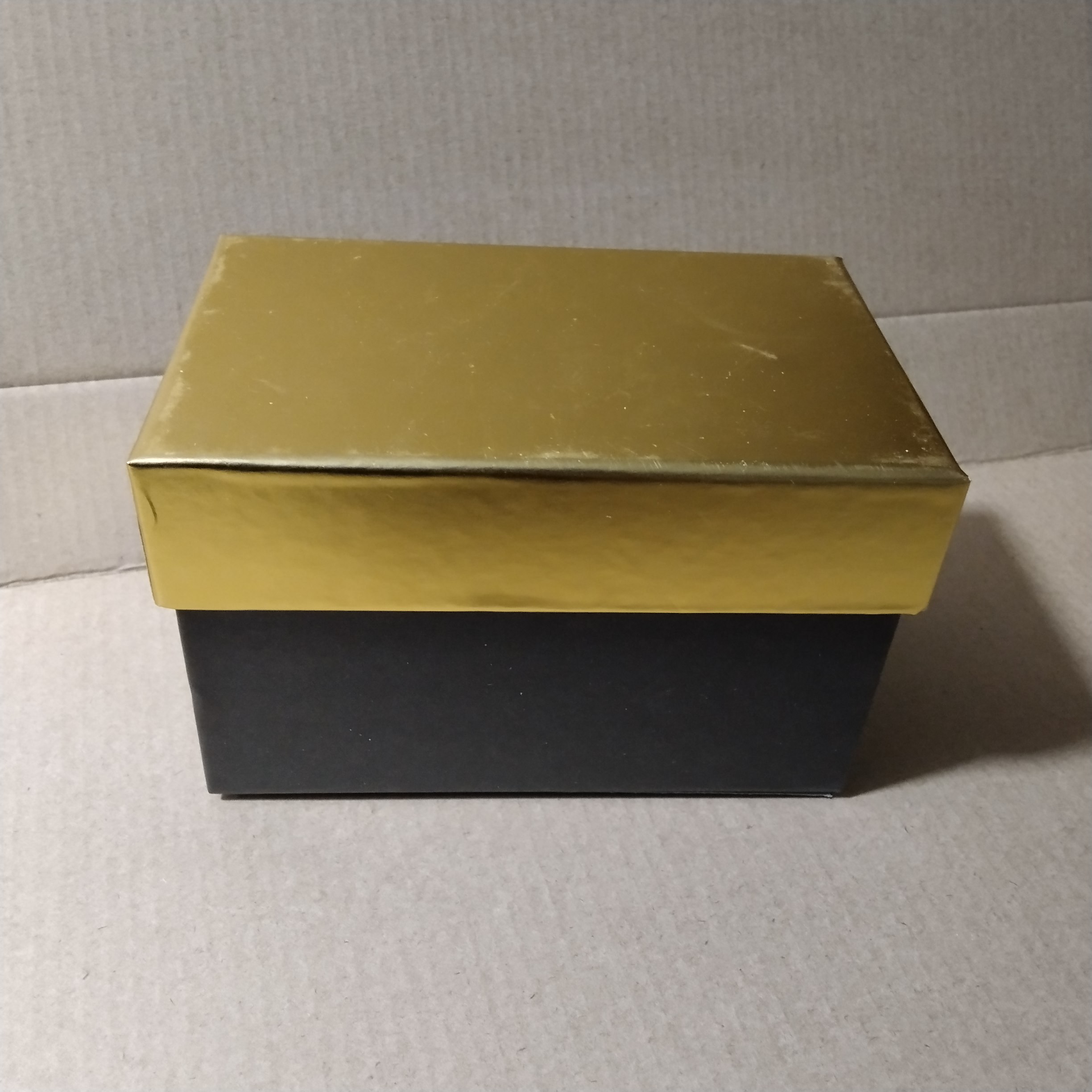 CAJA DECORATIVA NEGRO TAPA DORADA  26X21X14 CAJAD8ND