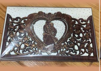 TARJETA MADERA NOVIOS ABRAZADOS EN CORAZON